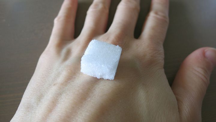 Angefeuchteter Zuckerwürfel hilft bei Wespenstichen. Ich habe es schon oft an mir und meinen Kindern angewandt, super!