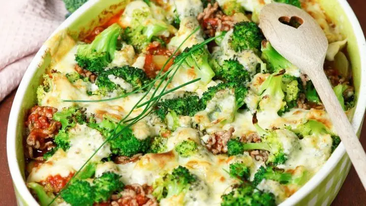 Hier mal was Leckeres für alle Brokkoli-Liebhaber. Ein Hackfleisch-Brokkoli-Auflauf Rezept, das gut vorbereitet werden kann. Jetzt nachkochen.