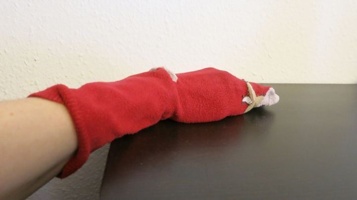 Alte Baumwollsocken eignen sich hervorragend, um damit Staub zu wischen. Die Socke einfach über die Hand stülpen und los geht's.