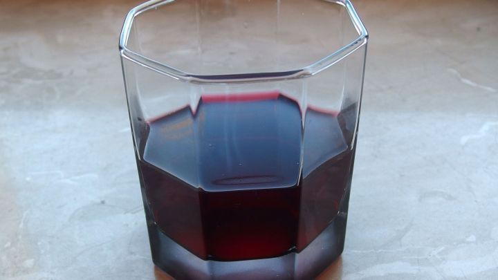 Gegen Halsweh und Heiserkeit hilft Johannisbeersaft mit heißem Wasser.
