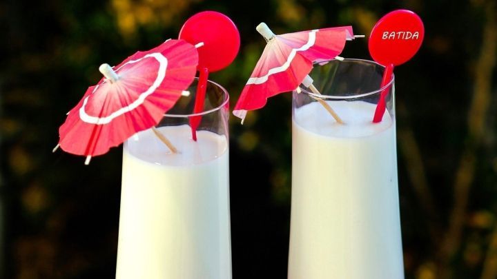 Milch mit Batida oder Malibu macht diesen exotischen Drink aus.