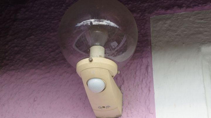 Mit einer Außenlampe mit Bewegungsmelder kann man Strom sparen.
