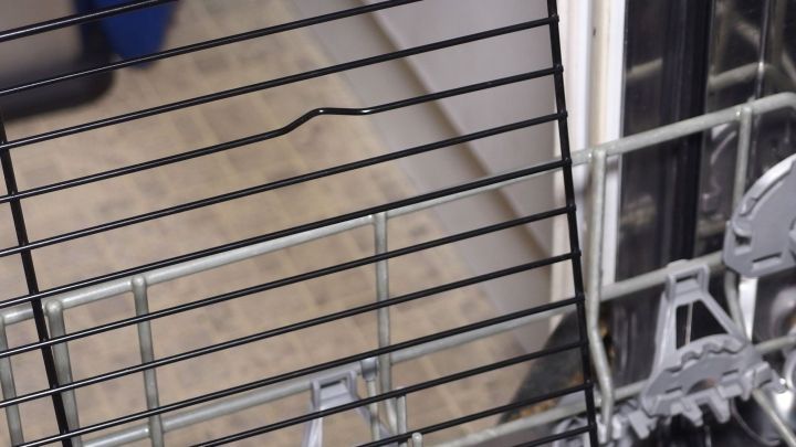 Backofengitter in der Spülmaschine vorspülen.