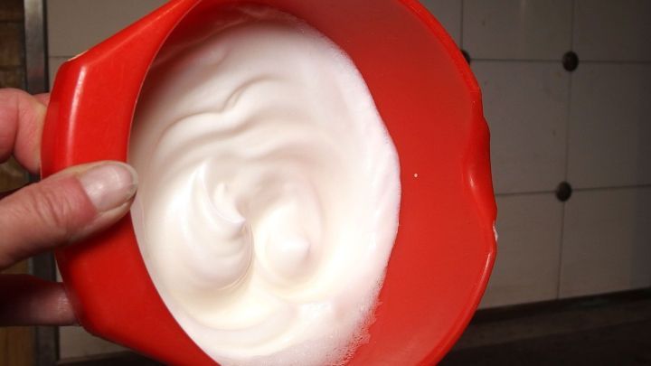Eiweiß lässt sich mit einer dünnen Eisschicht leichter und fester schlagen.