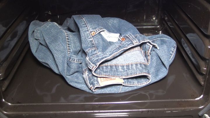 Wenn's mal schnell gehen muss und du keinen Wäschetrockner hast: Nasse Jeans im Backofen trocknen.