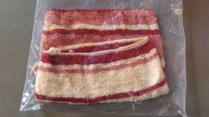 Wenn ich mit meinen Kindern unterwegs bin, nehme ich immer feuchte Waschlappen im Ziploc Beutel mit. Schnell sind damit klebrige Spuren an den Händen oder im Gesicht verschwunden.