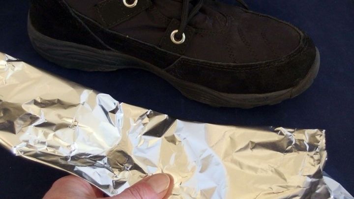 Prima Isolierung für die Schuhe im Winter: Extradicke Alufolie mehrmals falten und in die Schuhe legen.