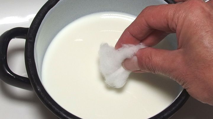 Gegen Augenringe hilft es einen mit Milch getränkten Wattepad auf die Augen zu legen.