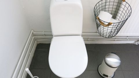 Schmunzeltipp, zum Toilettenwasser sparen: Mit einem Backstein im Spülkasten Wasser beim Spülen einsparen.