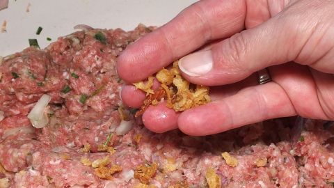 Frikadellen sind zu langweilig? Frikadellenteig einfach mit Röstzwiebeln aufpeppen.