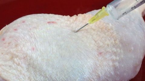 Mehr Geschmack für Geflügel und Fleisch durch Gewürzinjektion.