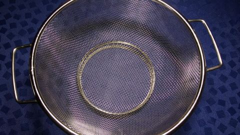 Damit Mehlsiebe beim Reinigen nicht verkleben und verstopfen, sollte man folgenden ganz einfachen Tipp anwenden.