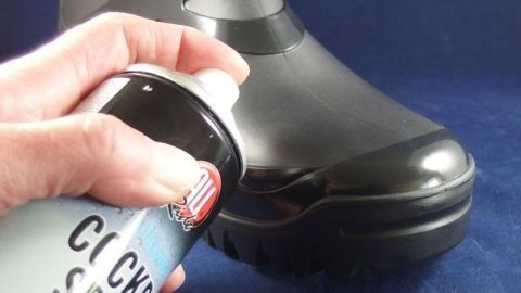 Gummistiefel werden mit Cockpitspray (fürs Auto) wieder wie neu. Einfach aufsprühen und nachpolieren.