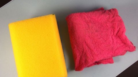Bakterien in Schwamm und Spüllappen mithilfe der Mikrowelle abtöten.