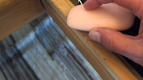 Schwergängige Holzschubladen gängig machen mit einem Stück Seife.