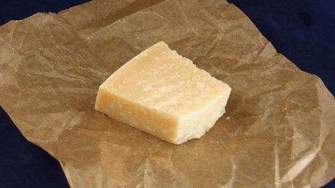 Stückkäse in Backpapier einwickeln um ihn vor Schimmel zu schützen.