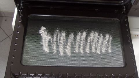 Mit Soda das Backofen-Sichtfenster reinigen