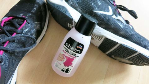 Ohne Probleme bekommt man schwarze Streifen an Schuhen mit Nagellackentferner entfernt. Die Farbe bleicht dabei nicht aus.