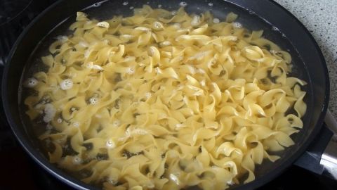 Nudeln in einer beschichteten Pfanne kochen.