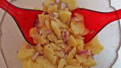 Damit der Kartoffelsalat so richtig schwäbisch wird, gebe ich statt Wasser u. Brühe das Kochwasser der nebenbei geschabten Spätzle dazu.