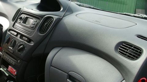 Armaturenbrett und anderes Plastik im Auto perfekt reinigen mit warmem Wasser und Spülmittel.
