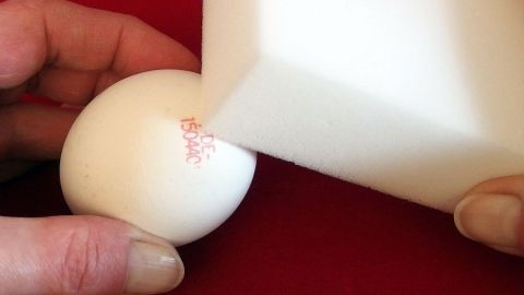 Den Stempel auf Eiern mit einem Schmutzradierer entfernen.
