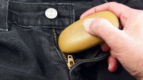 Bei klemmendem Reißverschluss hilft es, einmal mit einem Stück Seife darüber zu reiben.