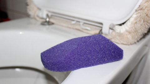 Mithilfe von Bimsstein lässt sich Kalk und Urinstein hervorragend entfernen.