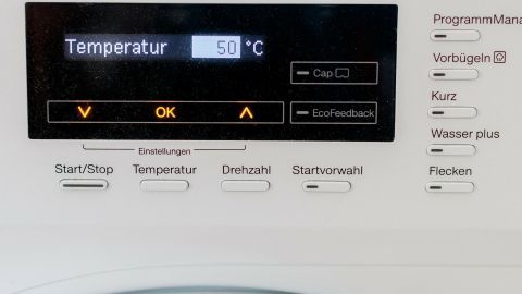 Bei 50 Grad dürfen auch 60-Grad-sowie 40-Grad-Wäsche gewaschen werden. Man bekommt die Wäsche auch bei diesem Vorgang sauber, spart Energie und der Heizstab verkalkt nicht so schnell!