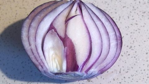 Saft einer Zwiebel desinfiziert die Haut und beseitigt Rötungen.
