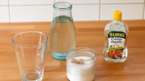 Vase mit heißem Wasser füllen, Zutaten reingeben, über Nacht stehen lassen. Wirkt bestimmt, der Tipp ist von meiner Mutti.