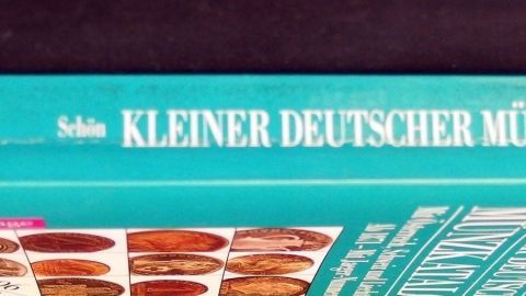 Das Buch von hinten nach vorn durchblättern, am besten jede Seite einzeln und immer gut glattstreichen. Danach sieht das Buch fast wie neu aus.