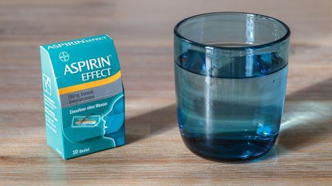 Im Sommerurlaub hast du durch Chlor und Salzwasser einen grünen oder gelben Stich in den Haaren bekommen? Dann hilft dir Aspirin.
