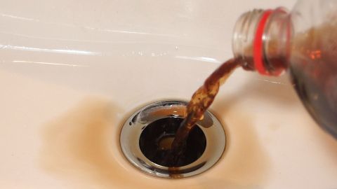 Mit Cola verstopften Abfluss wieder frei bekommen.