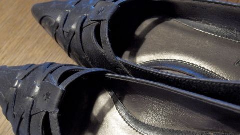 Drückende Schuhe mit heißem Wasser ausspülen und mit Socken anziehen - tragen, bist die Schuhe trocken sind.