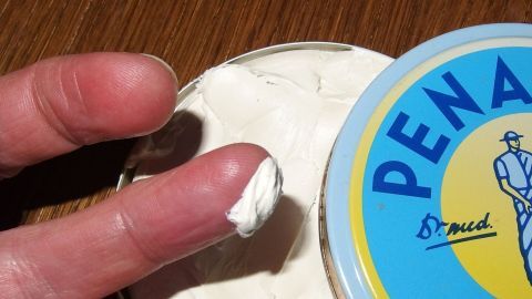 Gegen trockene und rissige Lippen hilft Penatencreme. Einfach nachts auftragen und am morgen wieder entfernen.