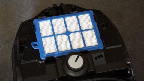 Der Staubsaugerfilter sorgt im Staubsauger nach langem Gebrauch für unangenehme Gerüche? Auch der Filter sollte hin und wieder gereinigt werden.