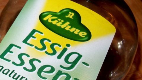 Essigessenz riecht zwar ziemlich streng, ist aber ein super Mittel bei allen hartnäckigen Verschmutzungen im Bad.