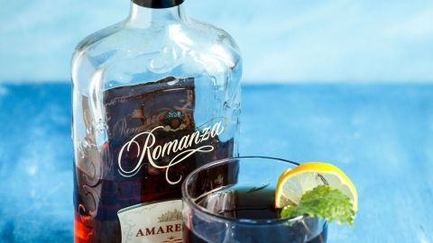 Hast du schon mal Amaretto mit Apfelsaft getrunken? Die Kombination schmeckt wirklich lecker. Probiere es mal aus.