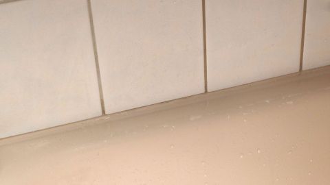 Silikon-Fugen mit schwarzem Schimmel kann man mit Aceton behandeln.