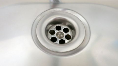 Soda und heißes Wasser gegen stinkenden Abfluss in der Spüle. Ca. 1 Stunde einwirken lassen und mit klarem Wasser nachspülen.