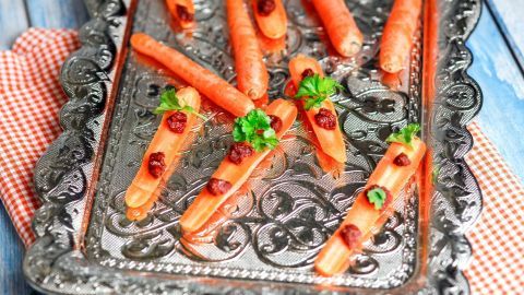 Ein toller und gesunder Snack für zwischendurch: Möhre halbieren und mit Tomatenmark-Tupfern verzieren. Fertig sind die süßen Möhrenschiffchen.