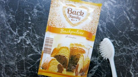 Mithilfe von Backpulver können Fettflecken von der Wand entfernt werden.