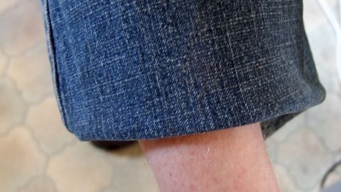 Hose schnell kürzen mit einer Heißklebepistole. Funktioniert ziemlich gut, selbst nach mehrmaligem Waschen löst sich nichts.
