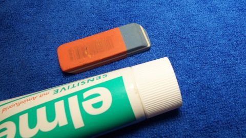 Kugelschreiberfleck aus weißer Hose entfernen mit Zahnpasta und Radierer.