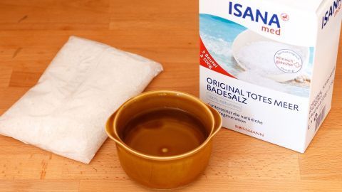 Totes-Meer-Salz hilft effektiv gegen Pickel, wenn du es einfach nur mit lauwarmem Wasser vermischst und auf die betroffene Stelle aufträgst.