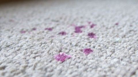 Wachsflecken entfernen mit Löschpapier und Bügeleisen.