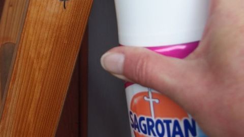 Mit Desinfektionsmittel wasserfesten Stift auf Möbeln entfernen.
