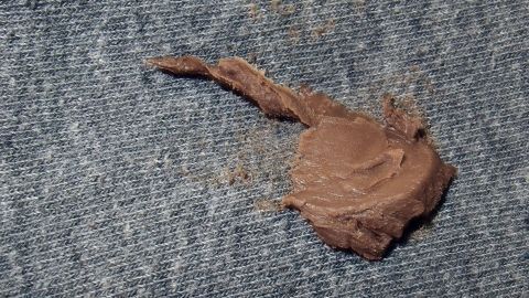 Nutellaflecken? Keine Sorge. Du bekommst sie gut entfernt mit sehr warmem Wasser. Nur kochend heiß darf das Wasser nicht sein.