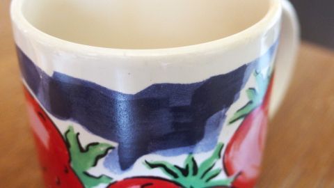 Mit Keramikpaste aus der Tube vom Baumarkt für Waschbecken etc., Macken an weißem Porzellan oder Keramik ausbessern.